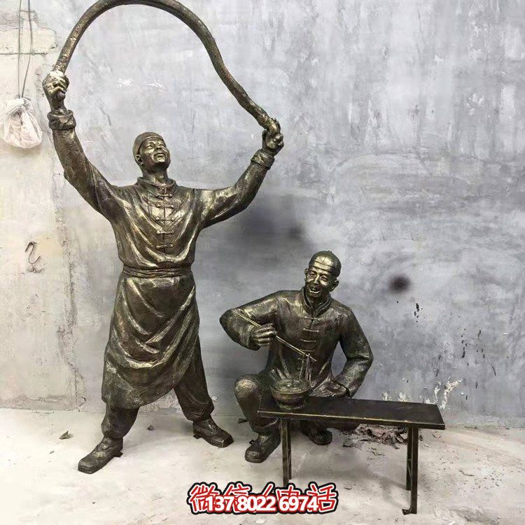 仿銅人物雕塑，裝點現代城市街道