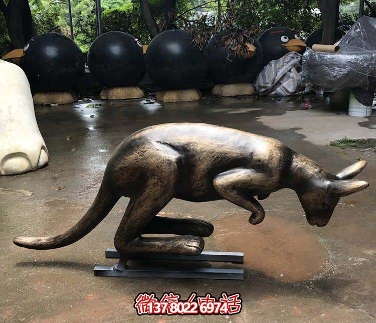 不銹鋼袋鼠雕塑，擺放于大型廣場