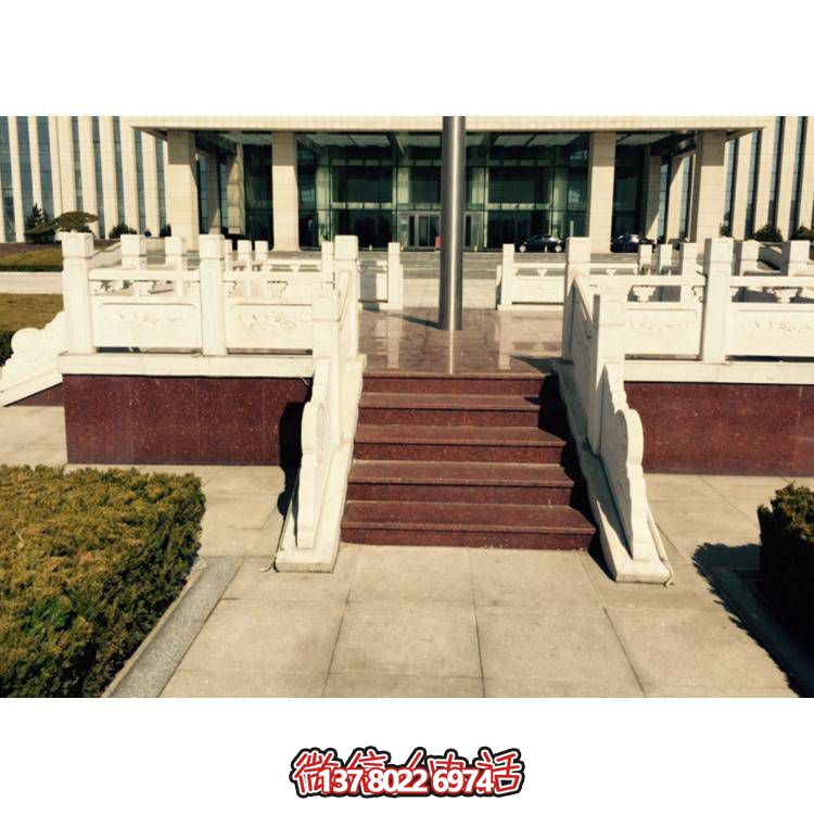 精美雕塑裝飾欄桿，增添學(xué)校廣場(chǎng)升旗臺(tái)象征意義