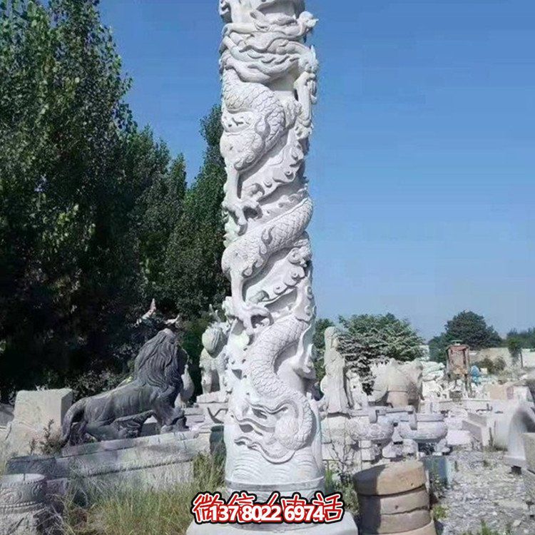 仿古石雕龍柱雕塑，為廣場增添古典魅力