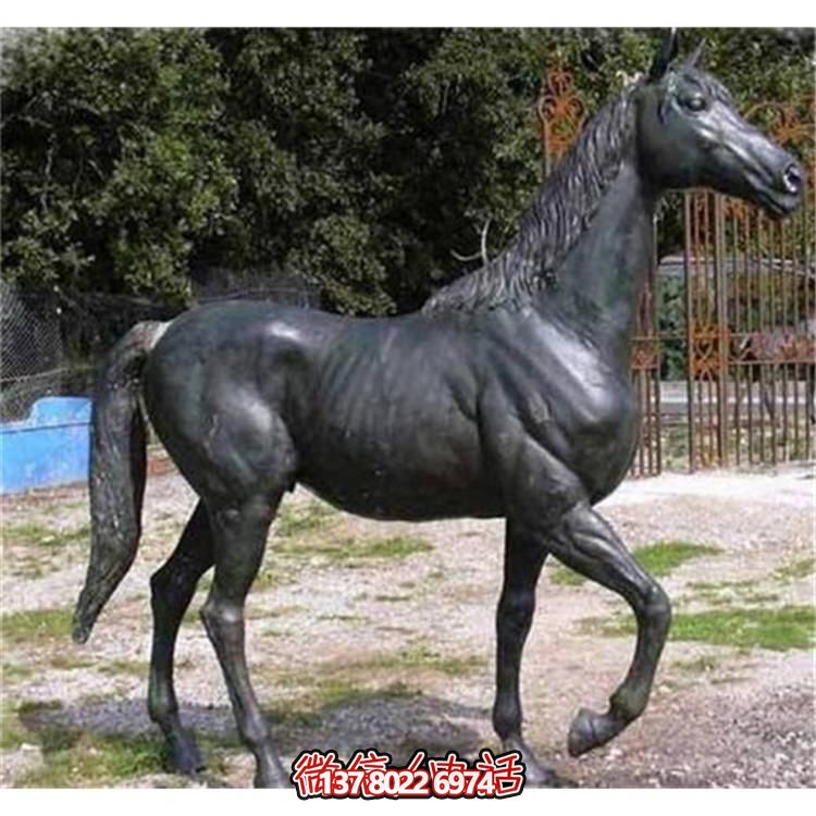 玻璃鋼仿銅馬雕塑，為園林廣場增添獨(dú)特魅力