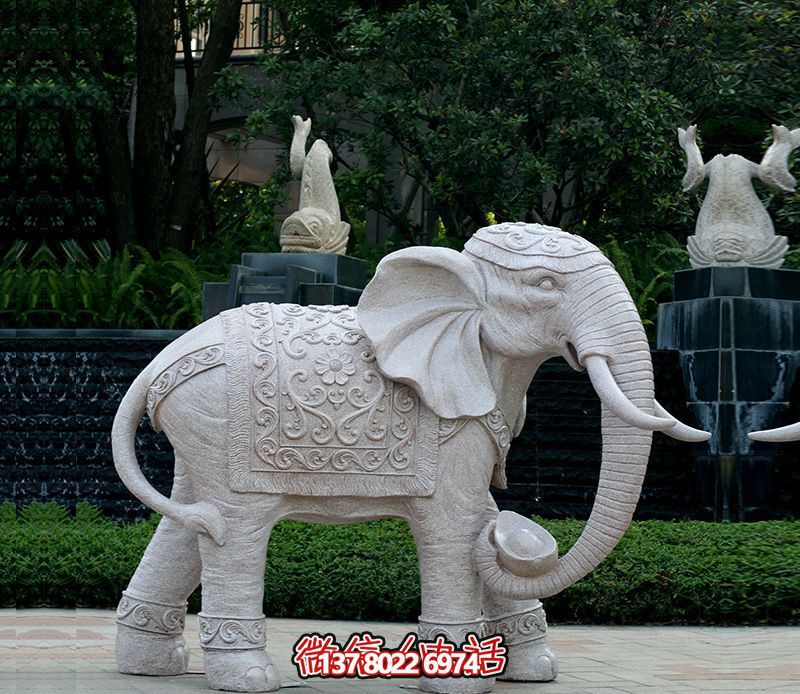 精美浮雕大象雕塑，點綴綠意花園