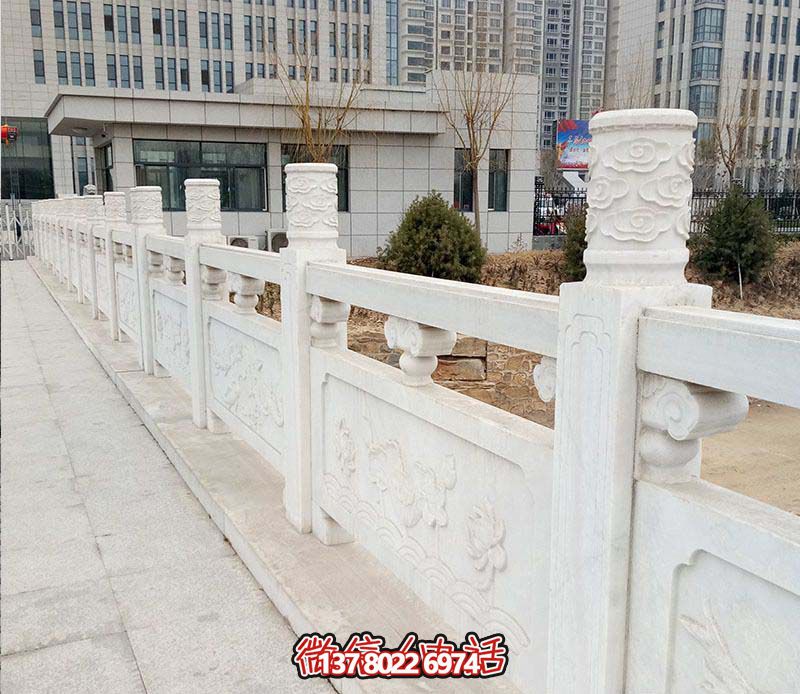 漢白玉鑲嵌欄桿扶手，點綴走廊裝飾，為城市花園添彩