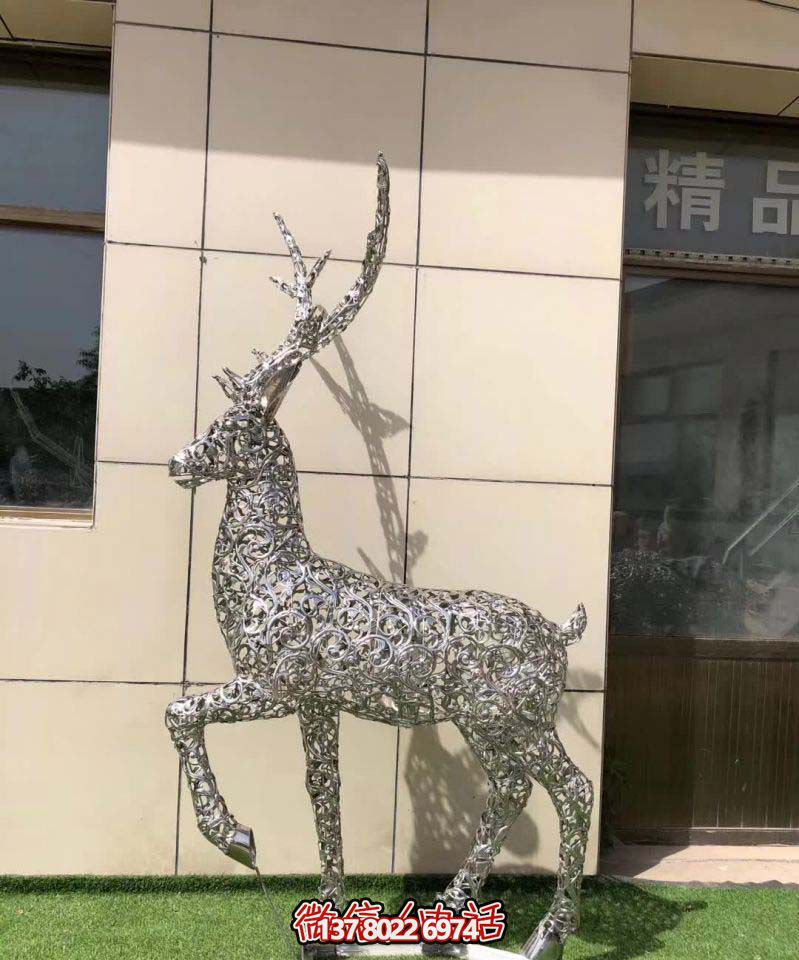 不銹鋼梅花鹿雕塑，走出別墅的美