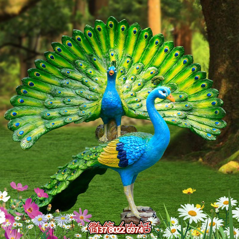 玻璃鋼彩繪孔雀雕塑，為公園草地增添靈動(dòng)之美