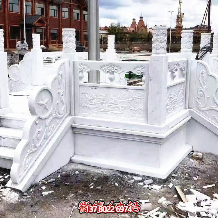 漢白玉升旗臺，做工精美，安全防護欄桿