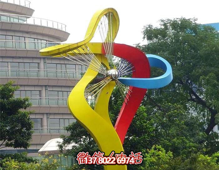 美輪美奐的不銹鋼彩虹舞景觀雕塑，點綴小區環境