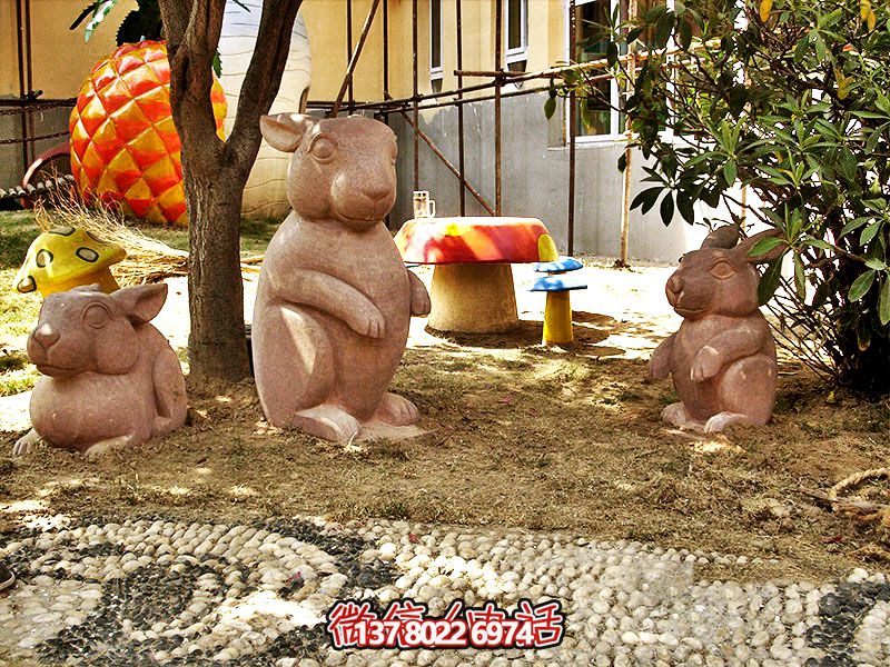 玻璃鋼雕塑的抽象兔子——現(xiàn)代庭院的獨特裝飾