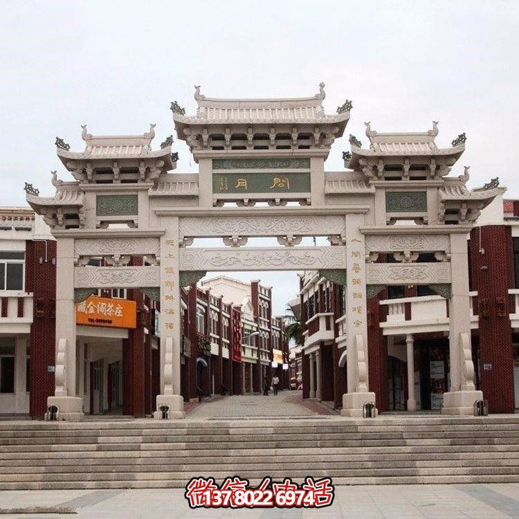精美中式三門牌坊，裝飾大理街道