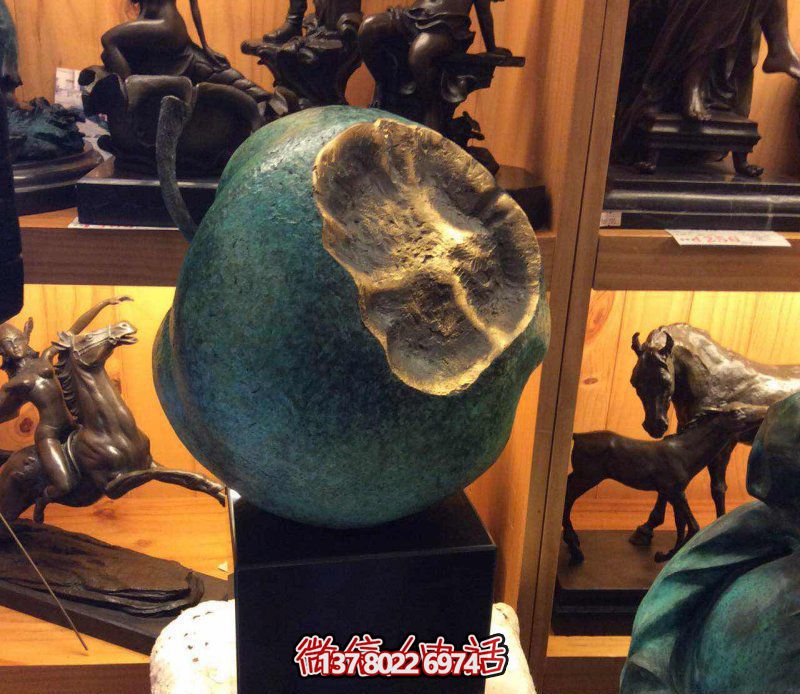 美麗寧靜，自然綠意——欣賞公園銅雕景觀，享受一口新鮮蘋果