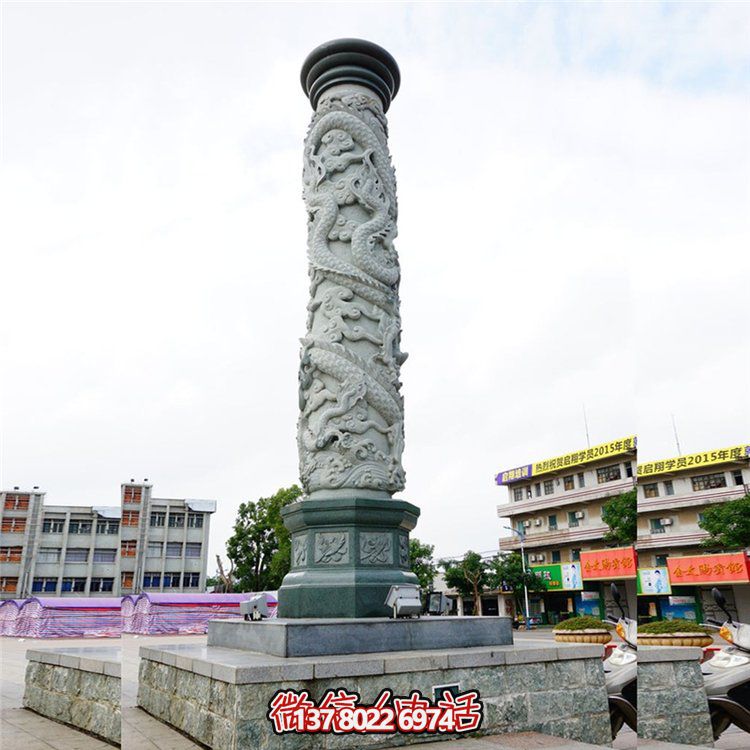 大理石浮雕龍柱，點綴校園廣場