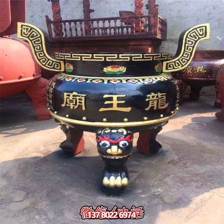 精美彩繪金漆圓形香爐，為寺廟添彩