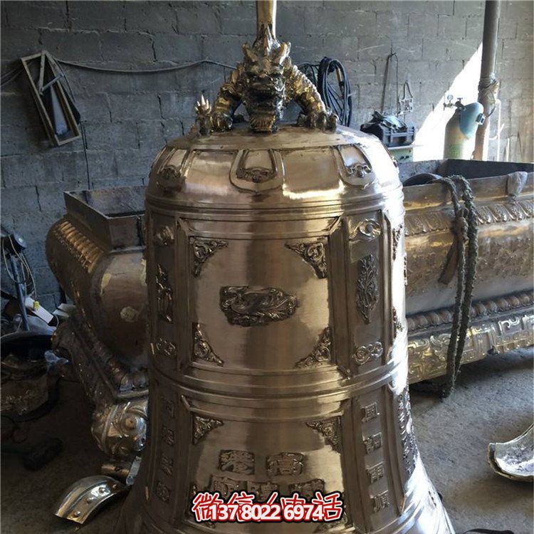 精美銅鐘雕塑，欣賞大型浮雕景觀