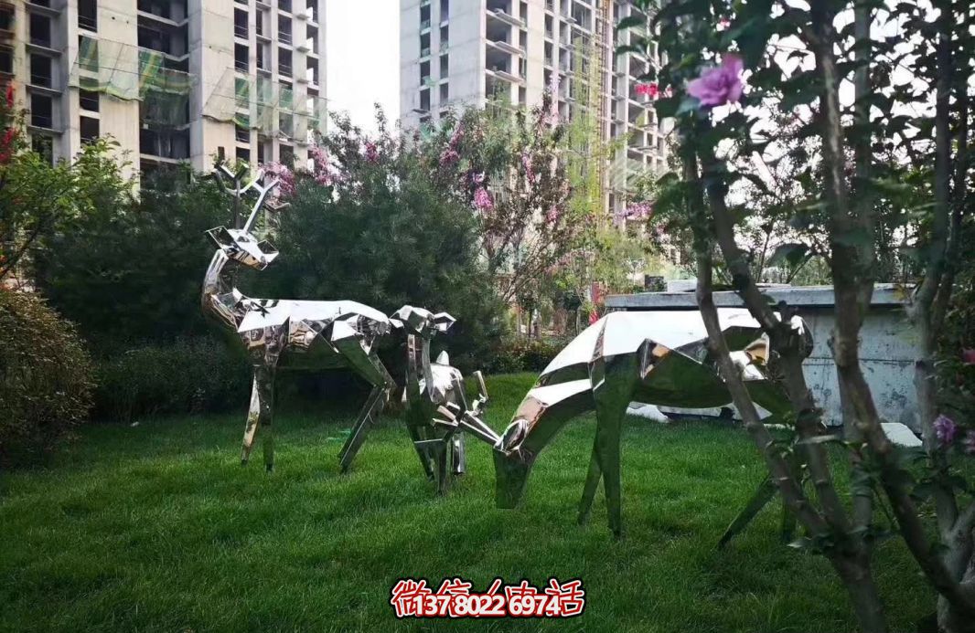 不銹鋼梅花鹿雕塑，讓公園草坪更美麗
