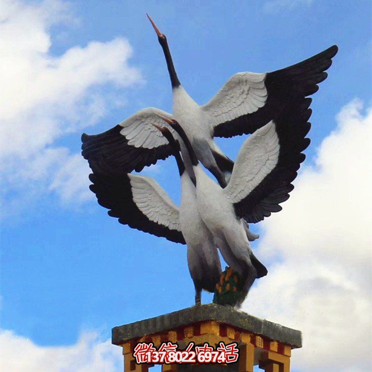 大型玻璃鋼仿真仙鶴雕塑，為公園廣場擺放