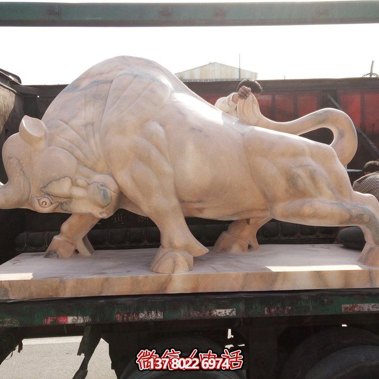 晚霞紅華爾街牛雕刻擺件石雕牛氣沖天十二生肖動物奮進(jìn)雕塑