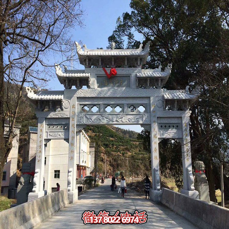 村口石牌坊，三間四柱石雕牌樓