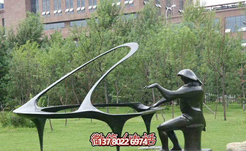 園林一位彈鋼琴的不銹鋼抽象鋼琴雕塑 園林一位彈鋼琴的不銹鋼抽象鋼琴雕塑