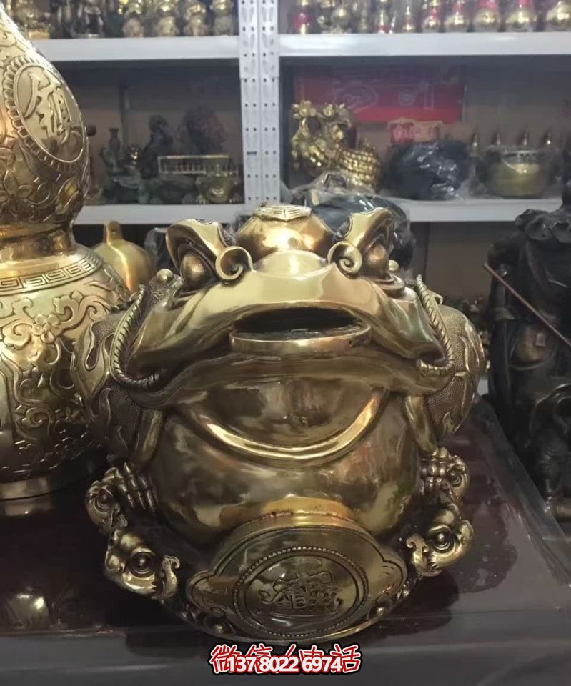 商場(chǎng)里擺放的銅色的玻璃鋼創(chuàng)意金蟾雕塑 商場(chǎng)里擺放的銅色的玻璃鋼創(chuàng)意金蟾雕塑