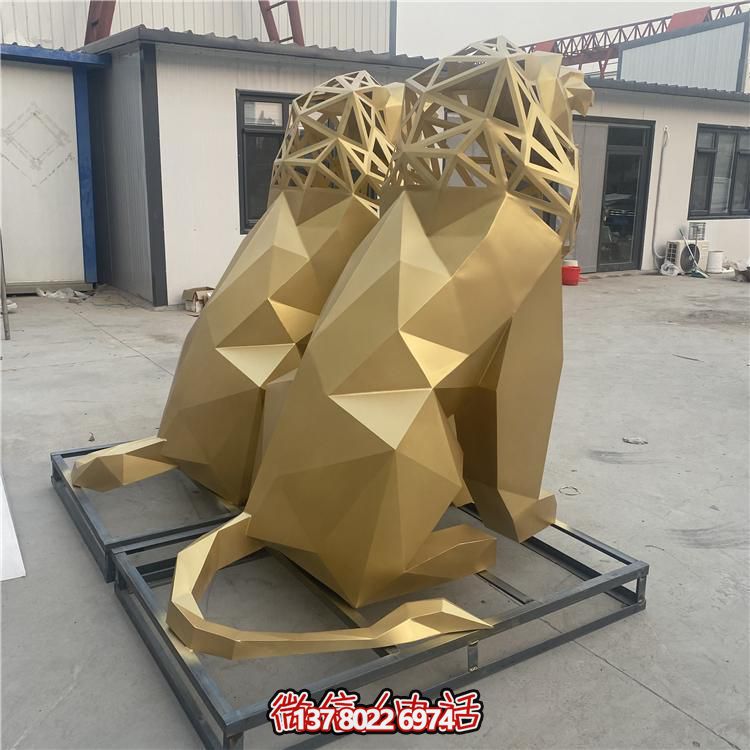 景點(diǎn)戶外擺放一對(duì)噴金玻璃鋼抽象幾何切面鏤空獅子雕塑