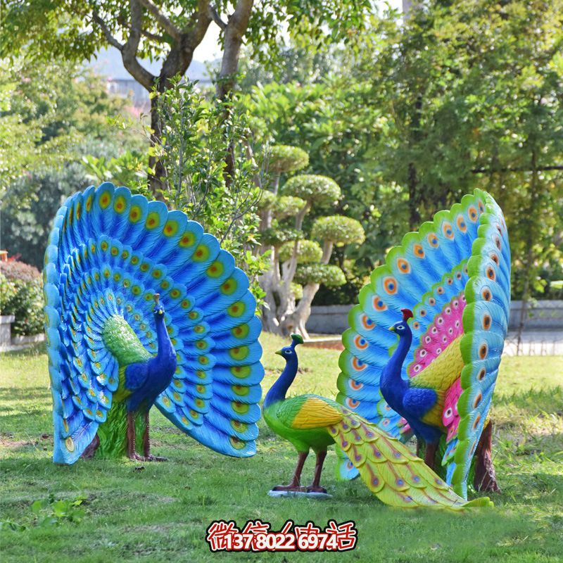 兩只全開的一個(gè)拖著尾巴的玻璃李剛彩繪孔雀雕塑