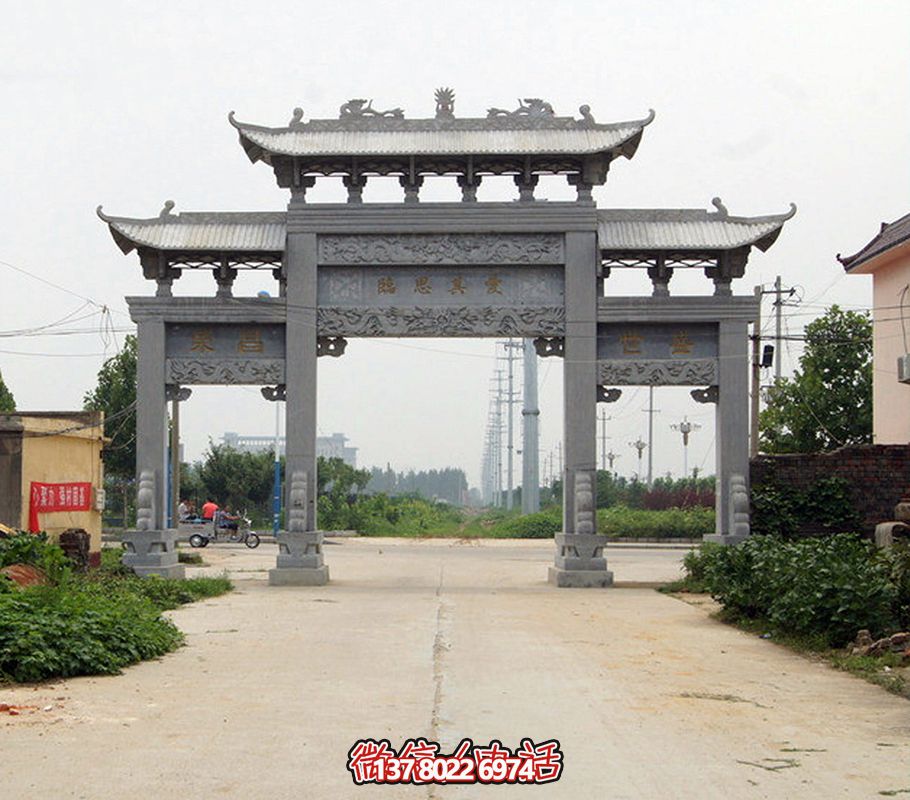 村口前擺放青石仿古門(mén)樓牌坊雕塑