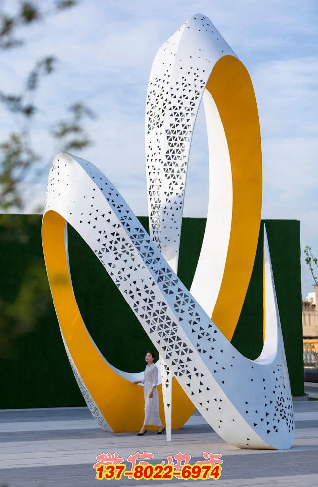 律動金環：不銹鋼編織的戶外景觀之舞