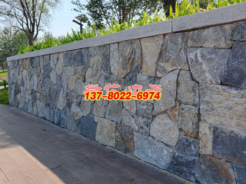 景石碎拼景觀墻：自然與藝術(shù)交融的景觀雕塑，石雕工藝的質(zhì)樸美學(xué)呈現(xiàn)